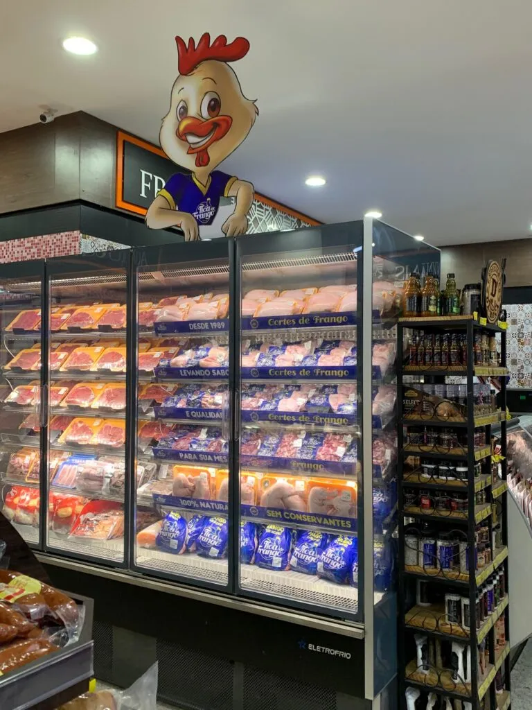 Gôndola Tica do Frango com cortes expostos no supermercado