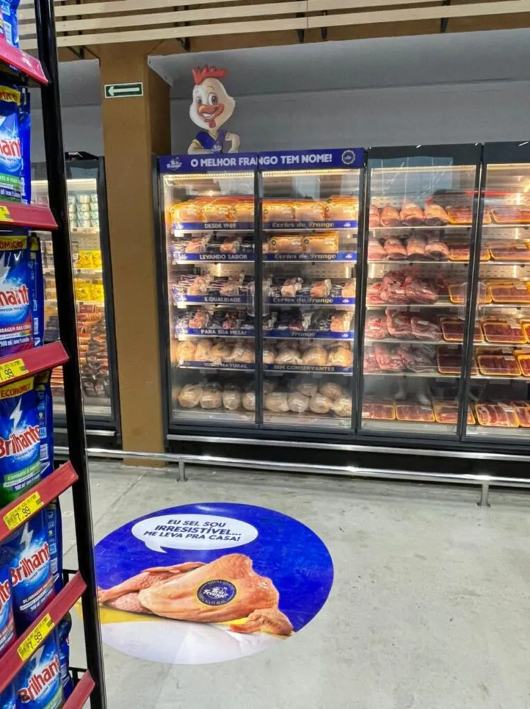 Seção Tica do Frango no corredor do supermercado