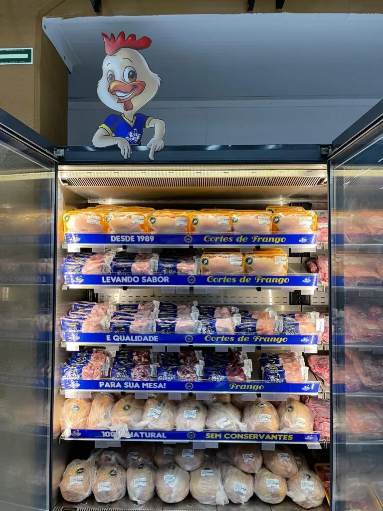 Frangos inteiros e cortes da Tica do Frango
